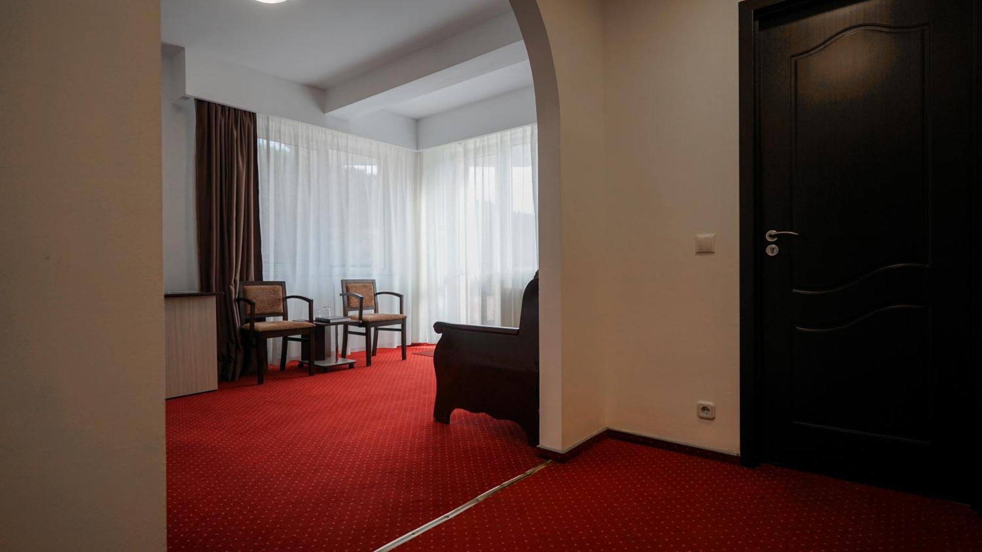 Vila Trandafirul Si Liliacul Hotel Caciulata Buitenkant foto
