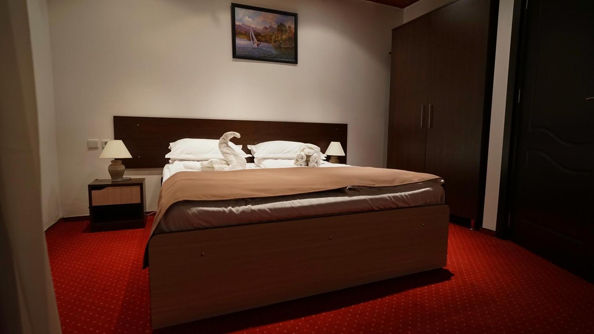 Vila Trandafirul Si Liliacul Hotel Caciulata Buitenkant foto
